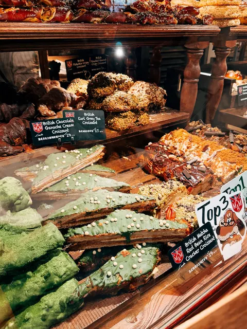 Tủ kính bánh sừng bò của AMAM với thẻ 'Top 3': croissant kem socola ganache, croissant trà Earl Grey, croissant matcha đậu đỏ