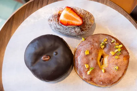 Ba chiếc donut sống (生甜甜圈) của nunu DONUT: vị dâu phủ đường, socola đen, và vị hạt dẻ cười