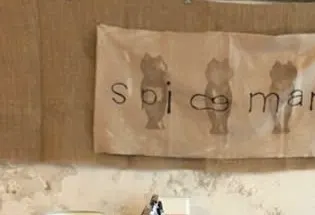 Tấm vải treo tường in chữ “spiceman” và hình mèo vẽ tay