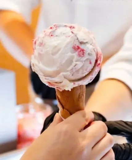 Tay cầm cây kem ốc quế 红楼 với viên gelato lớn màu trắng vân đỏ