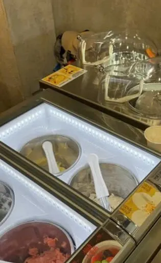 Tủ kem Haru có đèn viền, các khay gelato có thìa cắm sẵn