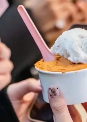 Tay cầm cốc gelato 红楼 màu trắng hồng, viên kem trắng trên lớp kem cam, thìa nhựa hồng