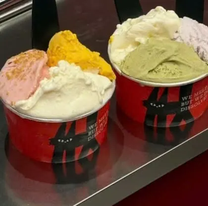 Hai cốc gelato ULU ULU màu đỏ đen, mỗi cốc ba vị (hồng, cam, trắng, xanh trà, tím)