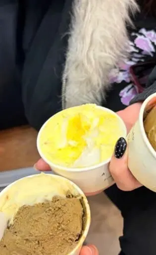 Hai cốc gelato Osic cầm trên tay, một cốc vàng nhạt và một cốc màu nâu