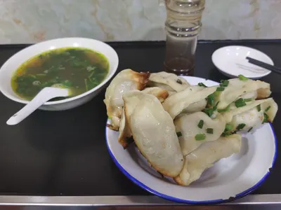 Sinh tiên và một bát canh trên khay (ảnh khách đăng trên Trip.com, trang tiệm 浙江中路, 2020)