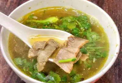Bát canh miến bò với lát bò mỏng và rau mùi (ảnh khách đăng trên Ctrip, trang tiệm 万航渡路)