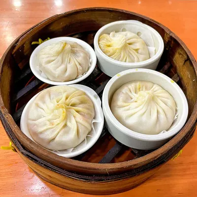 Tiểu long bao trong xửng tre (ảnh Michelin Guide, trang tiệm 天津路)