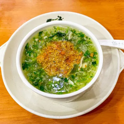 Một bát canh của 莱莱小笼 với thìa sứ (ảnh Michelin Guide, trang tiệm 天津路)