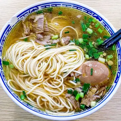 Một bát canh của 味香斋 với đũa bên cạnh (ảnh Michelin Guide, trang tiệm 雁荡路)