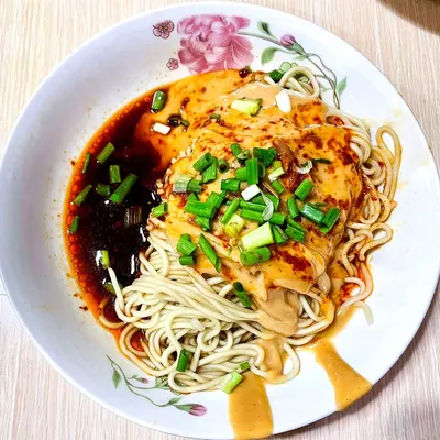 Một đĩa mì trộn của 味香斋, rắc hành lá (ảnh Michelin Guide, trang tiệm 雁荡路)