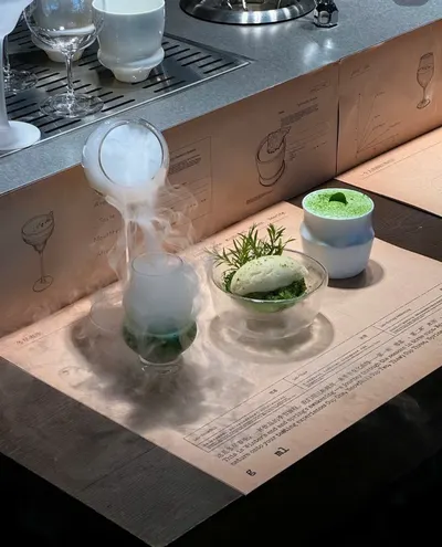 Một lượt nếm có khói lạnh, ly trà xanh và món tráng miệng matcha trên tấm giấy nếm của quán (ảnh An gửi, 08/10)
