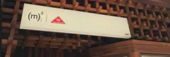 Biển trắng “(m)³” với logo đỏ MAHLKÖNIG dưới khung gỗ ô vuông — 三立方 (ảnh An gửi)