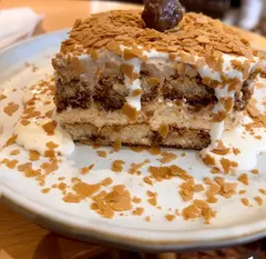Tiramisu hạt dẻ của PLUSONE, phủ vụn bánh và một hạt dẻ (ảnh An gửi)