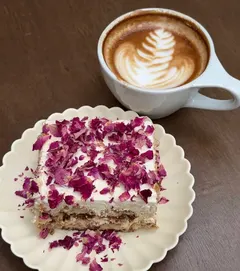 Tiramisu rắc cánh hoa hồng khô và tách latte — PLUSONE COFFEE (ảnh An gửi)
