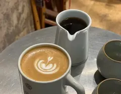 Cappuccino tách viền xanh và bình espresso nhỏ (ảnh An gửi)