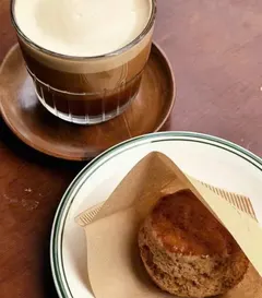 Cà phê sữa ly thủy tinh và bánh scone trong giấy nến, T12 Lab (ảnh An gửi)