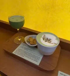 Ly matcha chân cao, tách latte matcha và đĩa bánh quy trên khay gỗ — 3½ (ảnh An gửi)