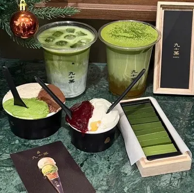 Hai ly matcha latte, hai cốc kem và hộp sô-cô-la matcha của 九十葉 (một ô trong ảnh quảng cáo kem matcha) (ảnh An gửi, 08/10)