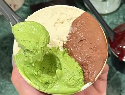 Cốc kem ba vị: matcha, kem sáng màu và sô-cô-la (một ô trong ảnh quảng cáo) (ảnh An gửi, 08/10)