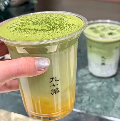 Ly đồ uống matcha in chữ 九十葉 với lớp thạch vàng dưới đáy (một ô trong ảnh quảng cáo) (ảnh An gửi, 08/10)