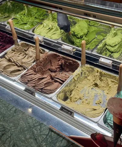 Tủ gelato của 九十葉 với các khay matcha nhiều sắc xanh, hojicha và sô-cô-la (ảnh An gửi, 08/10)