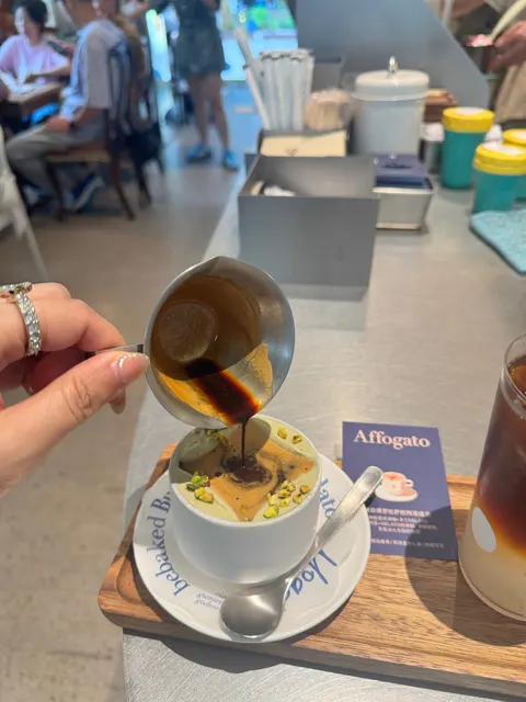 Khoảnh khắc rót espresso nóng lên ly gelato trong chiếc cốc in chữ Affogato của Bebaked