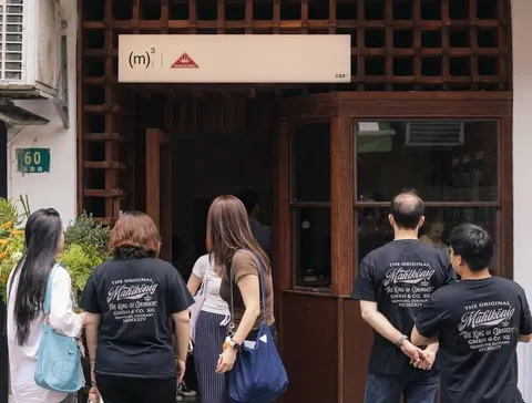 Khách xếp hàng trước cửa 三立方丨Mahlkönig Dirty专门店 trên đường Vĩnh Khang, bảng hiệu '(m)³' và logo đỏ MAHLKÖNIG trên khung gỗ