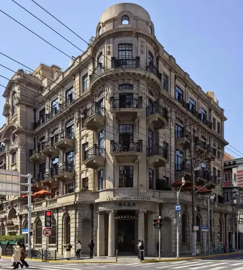 Tòa nhà Sa Mỹ (Sassoon Building) trầm tuổi trên đường Bắc Kinh Đông, nơi hoxa bistro nằm ở tầng 2