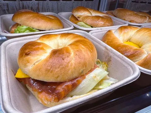 Các phần bagel kẹp nhân đựng trong hộp mang đi tại New York Bagelous Museum, nhân cá hồi xông khói và rau xanh