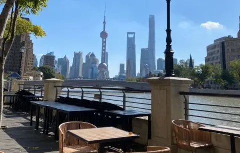 Góc ngồi ven sông Tô Châu tại quán 汭·FLOWER COFFEE BAR, nhiều cây và hoa trang trí
