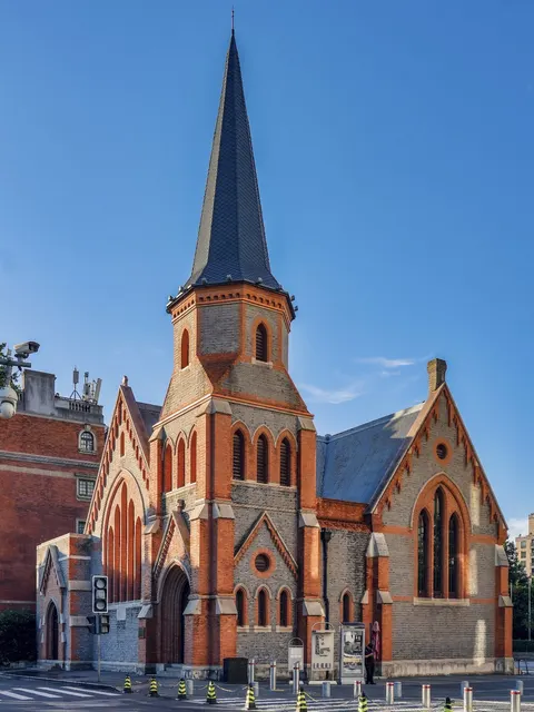 Nhà thờ Tân Thiên An Đường (新天安堂 Union Church) với tháp chuông nhọn đặc trưng, nằm trong khu Rockbund, trời xanh trong