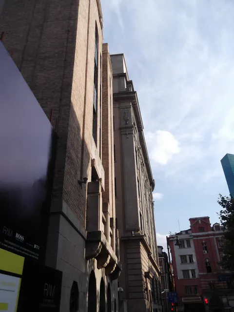 Mặt tiền kiến trúc Art Deco phục dựng của Rockbund Art Museum trong khu 洛克·外滩源