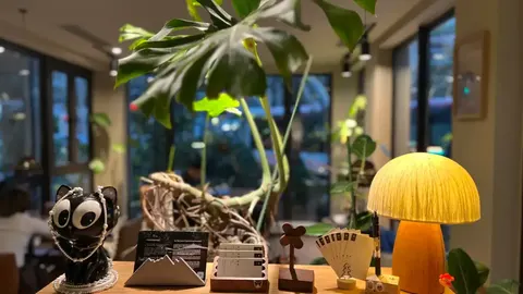 Không gian nhiều cây xanh và bàn ghế gỗ bên trong biệt thự của Yichi Garden