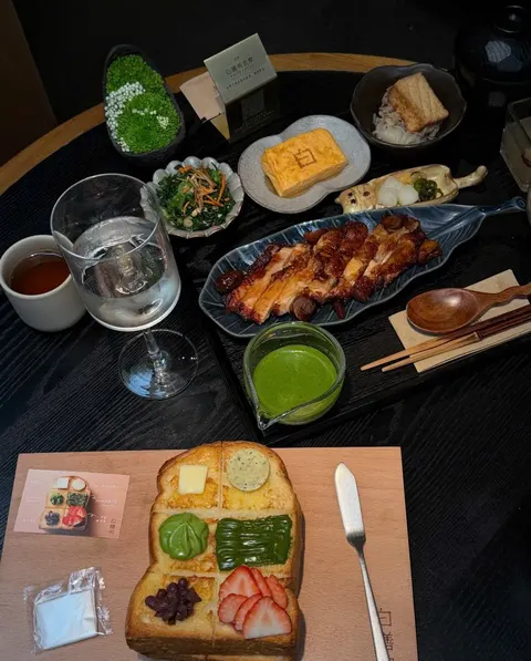 Một bàn ăn ở White Foods: lươn nướng, trứng cuộn, rau trộn, matcha và bánh mì sáu vị kèm dâu (ảnh An gửi)