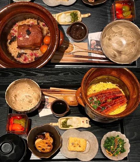 Hai set cơm niêu của White Foods: niêu thịt kho và niêu cơm lươn, kèm súp, rau, trứng cuộn, dưa muối (ảnh An gửi)