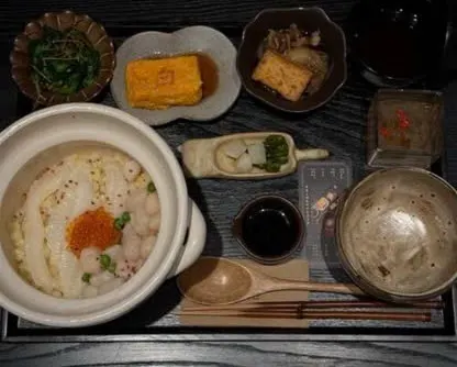 Set cơm niêu trắng của White Foods: niêu cơm có trứng cá và hải sản, kèm trứng cuộn, đậu chiên, rau và nước chấm (ảnh An gửi)