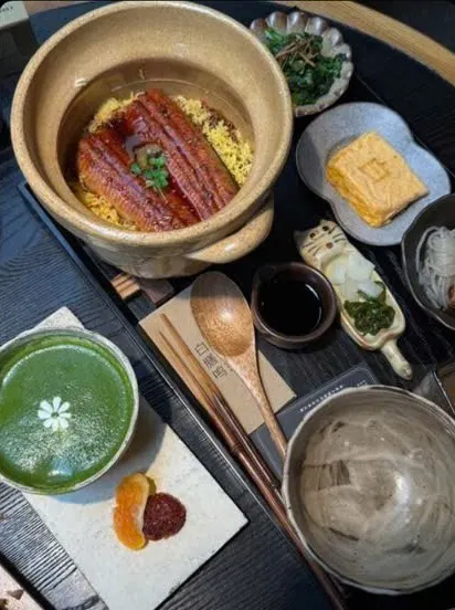 Set cơm niêu lươn của White Foods: lươn nướng trên cơm trứng, kèm trứng cuộn, rau, chén matcha và súp (ảnh An gửi)