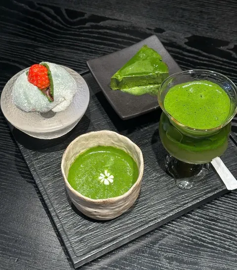 Khay matcha: mochi dâu, bánh matcha, chén matcha đánh tay và ly matcha cao (ảnh An gửi)