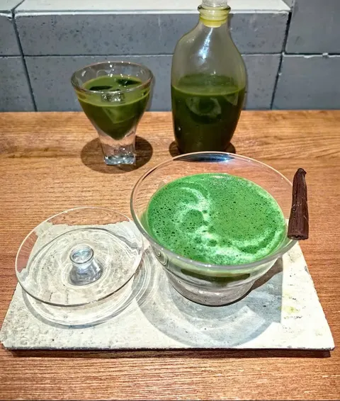 Đồ uống matcha: chén matcha đánh tay trong ly chân thấp, ly nhỏ và chai matcha lạnh (ảnh An gửi)