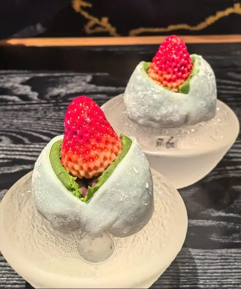 Hai bánh mochi dâu matcha đặt trên đế thuỷ tinh mờ (ảnh An gửi)