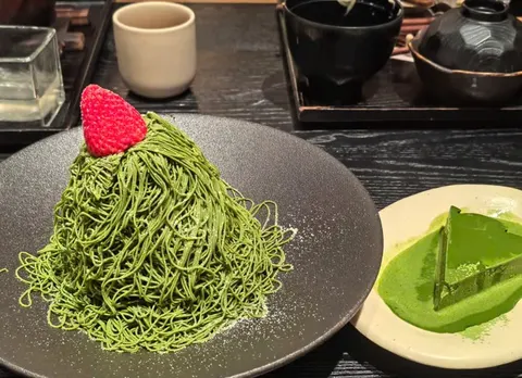 Bánh matcha mont-blanc sợi kem xanh, trên đỉnh là quả dâu, bên cạnh lát bánh matcha (ảnh An gửi)
