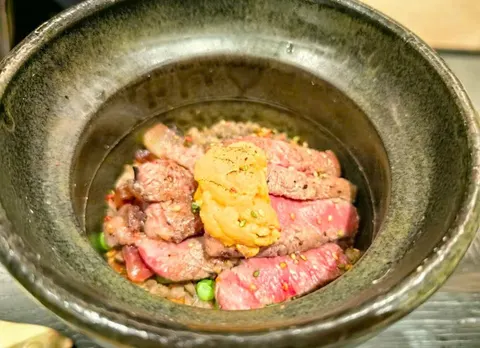 Niêu cơm bò wagyu phủ nhím biển của White Foods, nhìn từ trên xuống (ảnh An gửi)