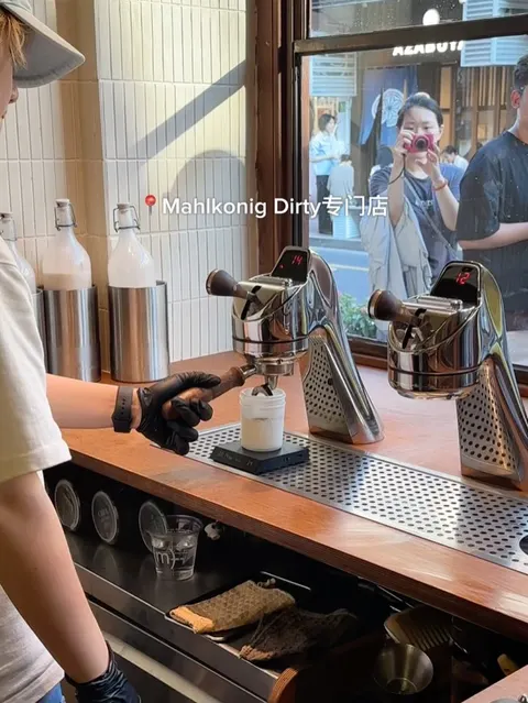 Barista rót cà phê tại quầy Mahlkönig Dirty 专门店, ảnh có gắn nhãn địa điểm 📍 Mahlkonig Dirty专门店 từ bài Instagram gốc