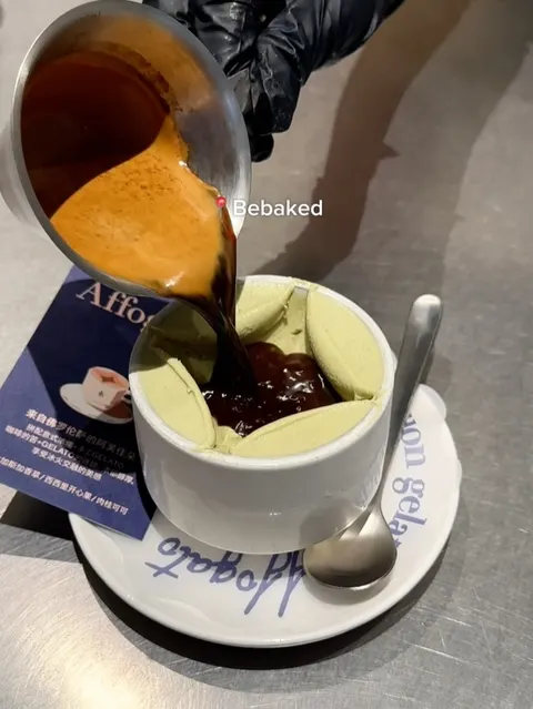 Espresso đang được rót lên affogato gelato matcha hình cánh hoa tại Bebaked, ảnh có gắn nhãn địa điểm 📍 Bebaked từ bài Instagram gốc