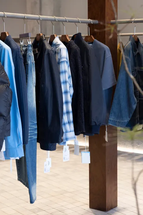 Giá treo áo khoác, sơ mi và đồ denim trong COMMON SCENTS ở GATE M 西岸梦中心 (ảnh: Hypebeast)