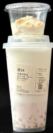 Ly 老椰清补凉 của 阿嬷手作, cốc kem chồng trên ly dừa (ảnh An gửi)