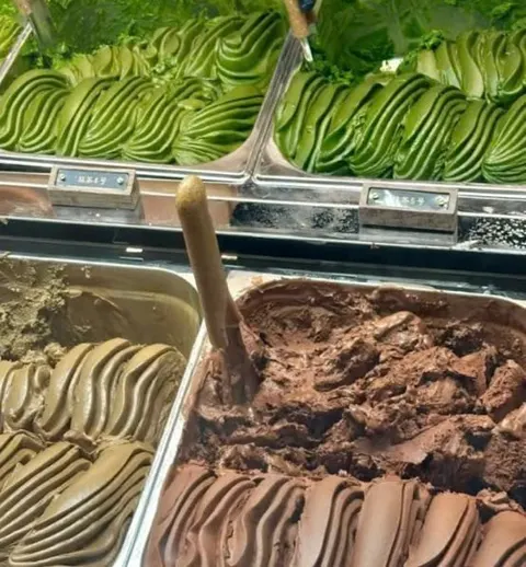 Quầy gelato 九十葉: khay matcha xanh các độ đậm và khay sô-cô-la (ảnh An gửi)