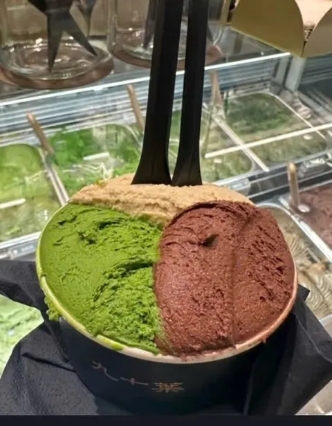 Cốc gelato 九十葉 nửa matcha xanh, nửa sô-cô-la, hai thìa đen cắm trên (ảnh An gửi)