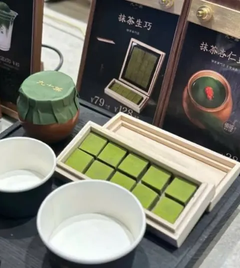 Hộp gỗ đựng các miếng matcha sô-cô-la tươi (抹茶生巧) của 九十葉 (ảnh An gửi)
