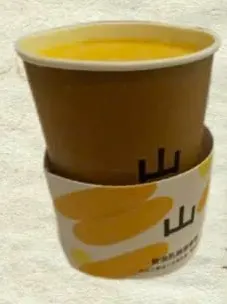 Ly 黄油乳扇厚拿铁 (butter tea latte) của 上山喝茶, lớp bơ vàng trên mặt (ảnh An gửi)